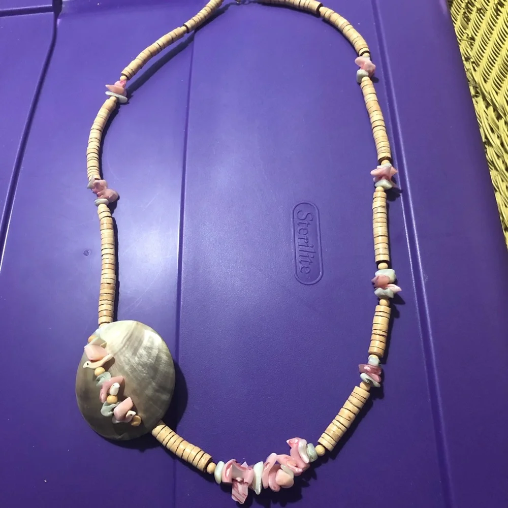 Hawaii dreams vintage shell necklace pretty statement piece